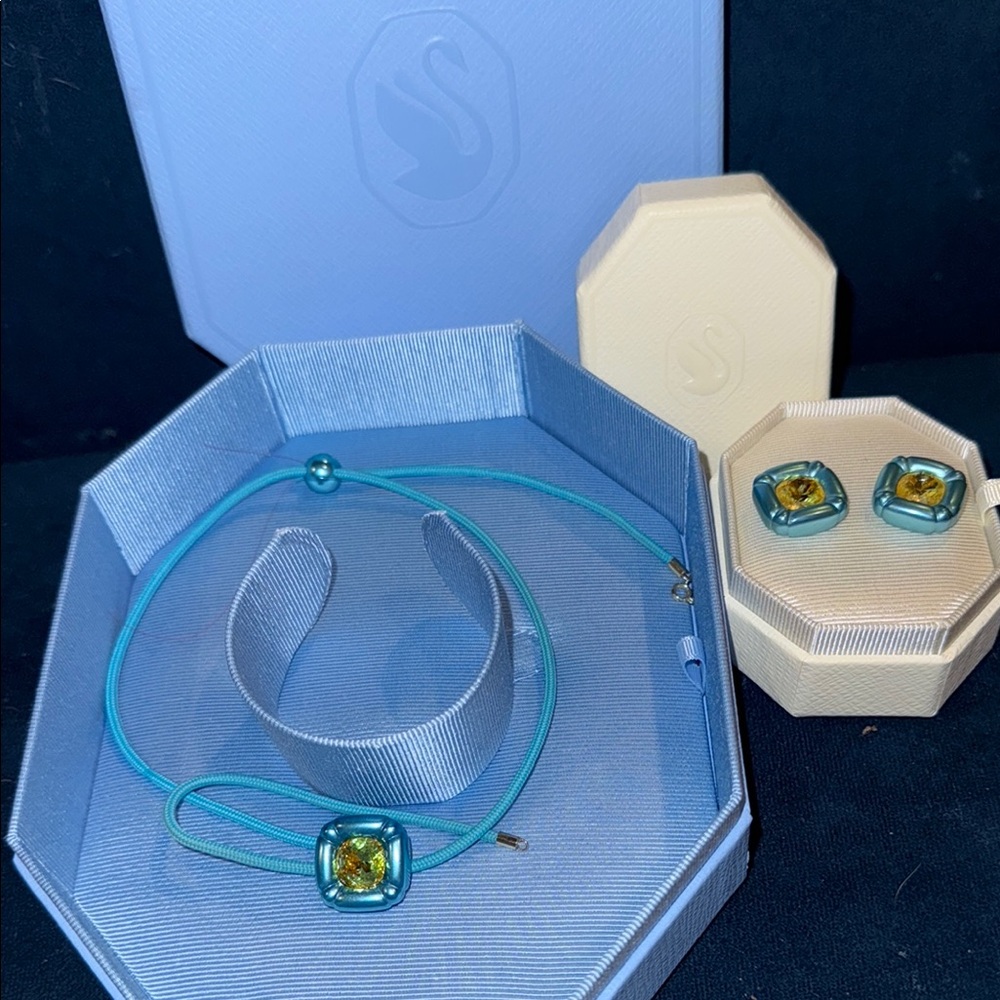 Elegant Blue Jewelry Set with Swarovski Crystals